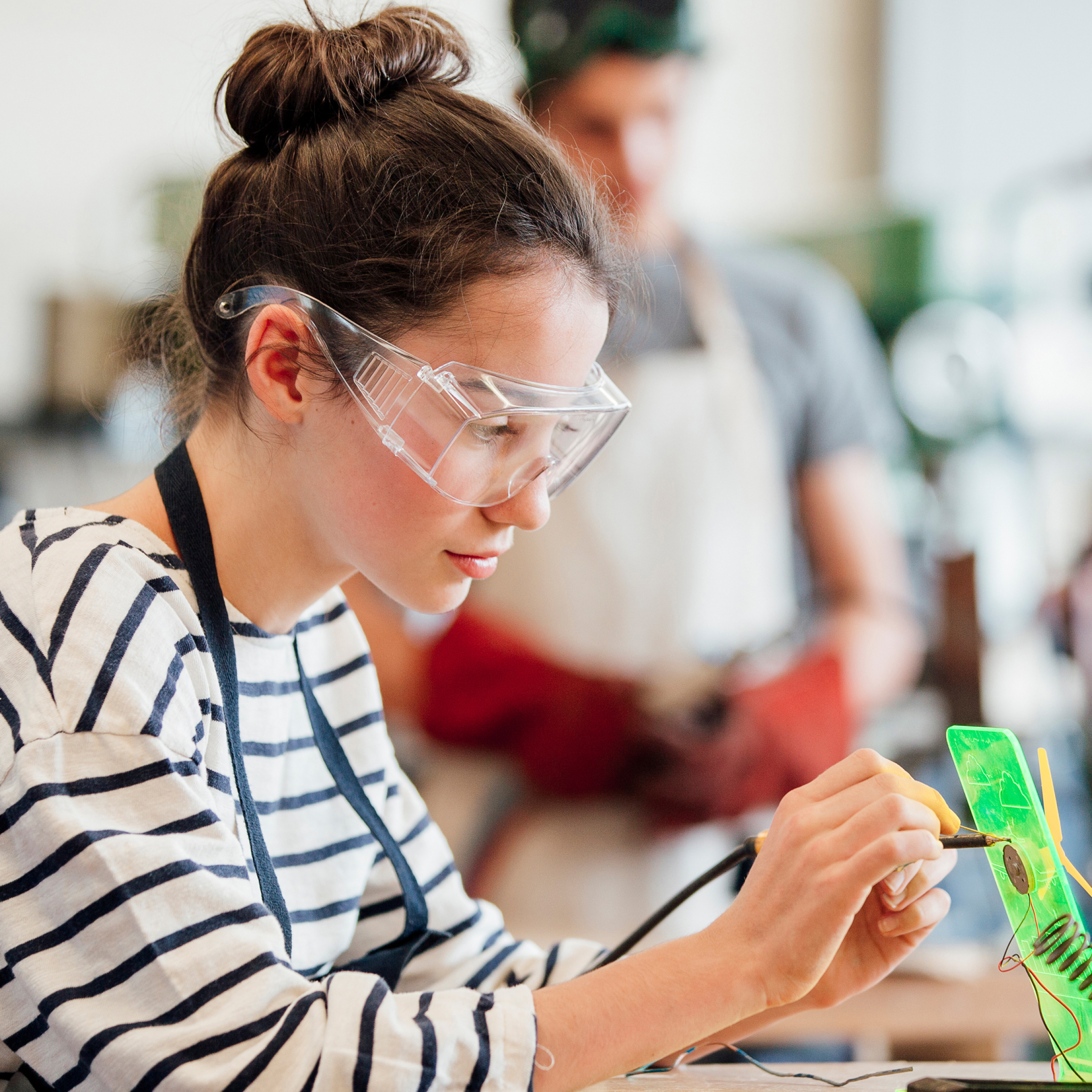 Eine Jugendliche in der Schule im MINT-Unterricht
