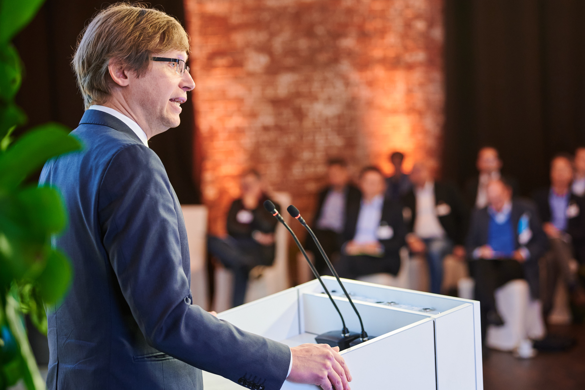 Das Foto hält die Übergabe eines Förderbescheids an Thorsten Becherer von Essity, einem Hygieneprodukthersteller aus Mainz-Kostheim, durch Staatssekretär Jens Deutschendorf fest