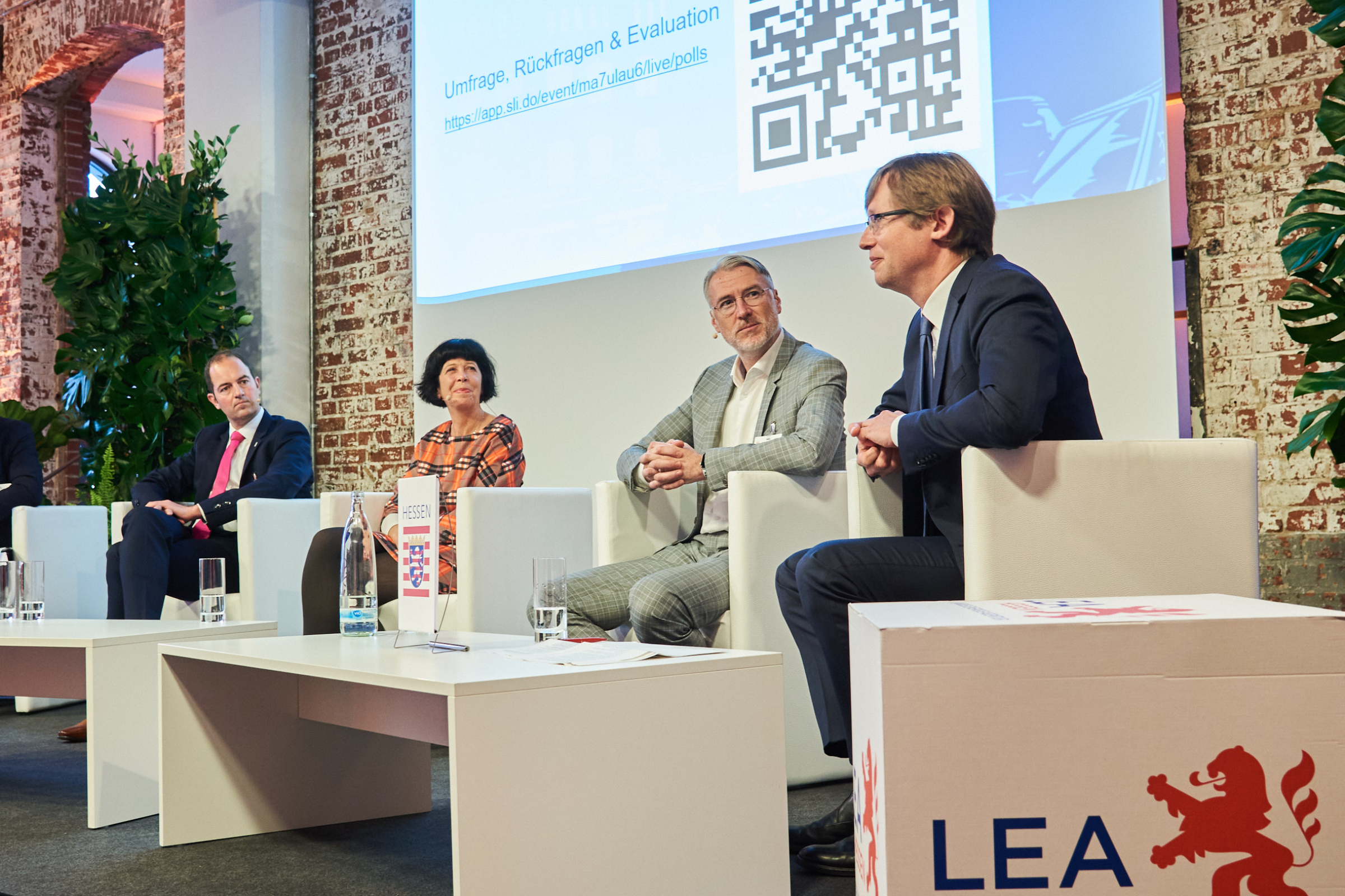 Das Foto zeigt eine Podiumsdiskussion anlässlich des Brennstoffzellenforums