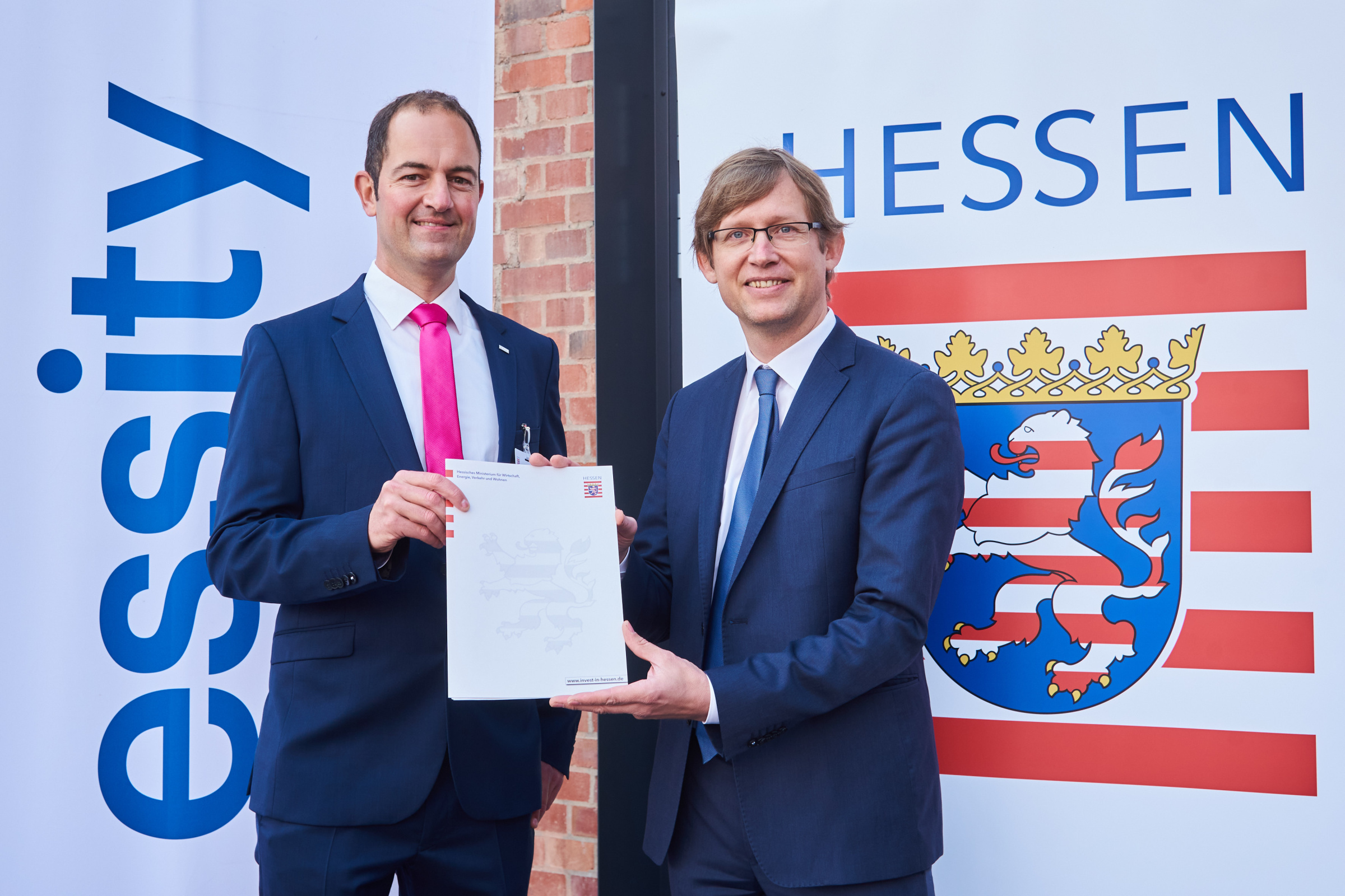 Das Foto hält die Übergabe eines Förderbescheids an Thorsten Becherer von Essity fest– einem Hygieneprodukthersteller aus Mainz-Kostheim