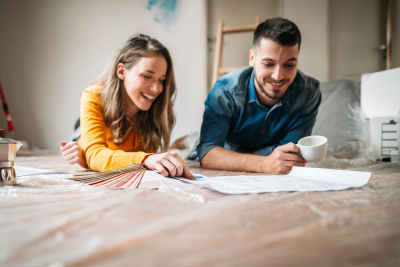Paar schaut sich zusammen Modernierungspläne an