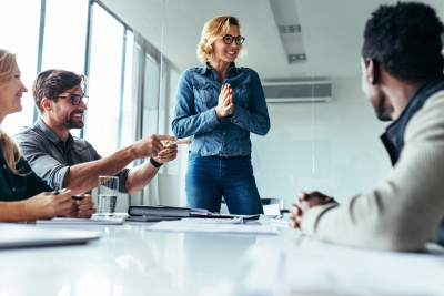 Mehrere Teilnehmer in einem Bildungsseminar