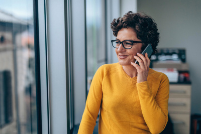 Eine Frau im Büro erhält eine telefonische Beratung