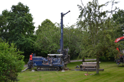 Das Foto zeigt eine Erkundungsbohrung auf einer Wiese in einer hessischen Kommune