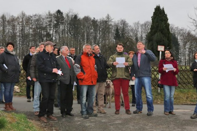 Menschenmenge besichtigt ein möglichen Bauplatz für Windräder
