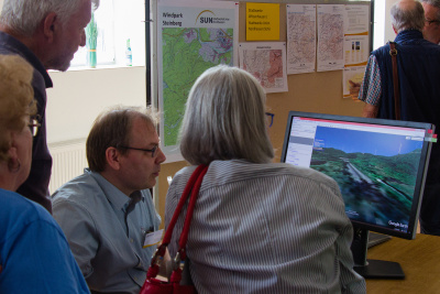 Mann und Frau schauen auf einem Monitor