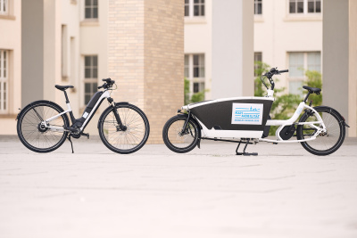 E-Rad und E-Lastenrad nebeneinander