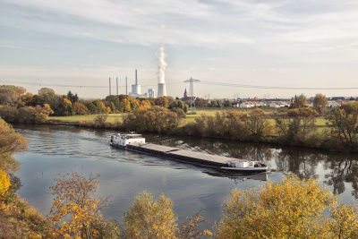 Das Kohlekraftwerk in Großkrotzenburg mit dem Main im Vordergrund