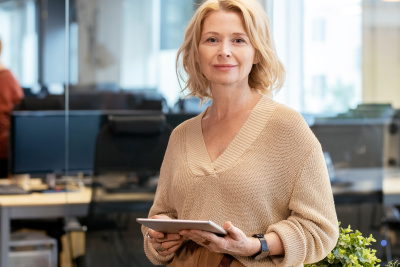 Eine Frau in einem Büro