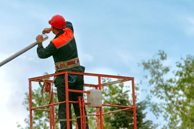 LED Straßenbeleuchtung: Arbeiter bei Montage