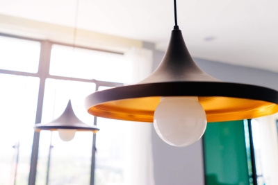 Moderne LED-Deckenleuchten in einem schönen Raum