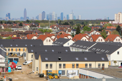 Das Quartier 'Am Mainblick' in Kelsterbach mit der Frankfurter Skyline im Hintergrund