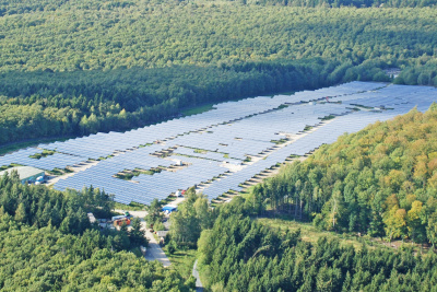 Luftansicht des Solarparks Waldsolms-Weipersfelden inmitten eines großen Waldes