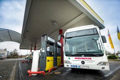 Bus steht an einer Wasserstofftankstelle