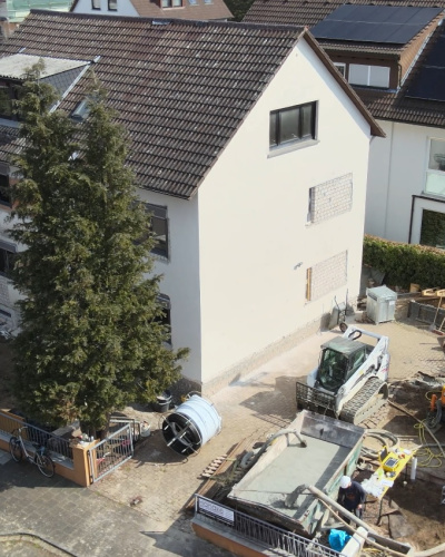 Geothermie-Bohrung neben einem Einfanilienhaus