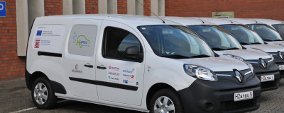 Mehrere parkende H2-Fahrzeuge der HA Hessen Agentur GmbH