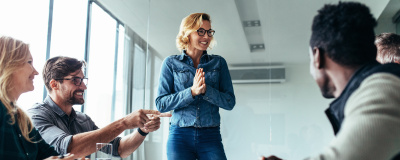 Mehrere Teilnehmer in einem Bildungsseminar