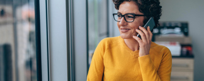 Eine Frau im Büro erhält eine telefonische Beratung
