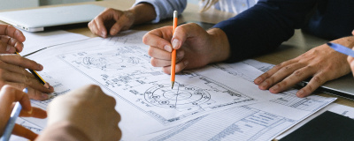 Sitzungsteilnehmer besprechen gemeinsam Grafiken zu einem Förderplan