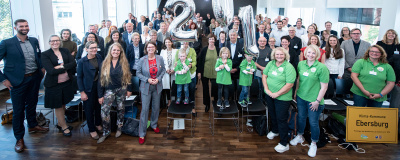 Gruppenfoto einer Preisverleihung an Klima-Kommunen