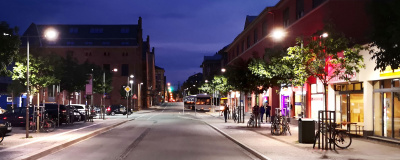 Straße bei Nacht mit LED-Straßenbeleuchtung