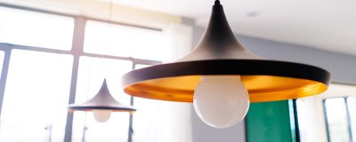 Moderne LED-Deckenleuchten in einem schönen Raum