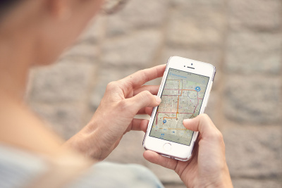 Hand hält Handy mit geöffneter Radroutenplaner-App