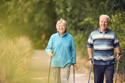 Zwei wandernde Senioren